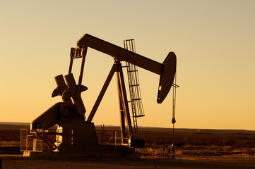 石油达到欧佩克+规划限制产量的数月高点